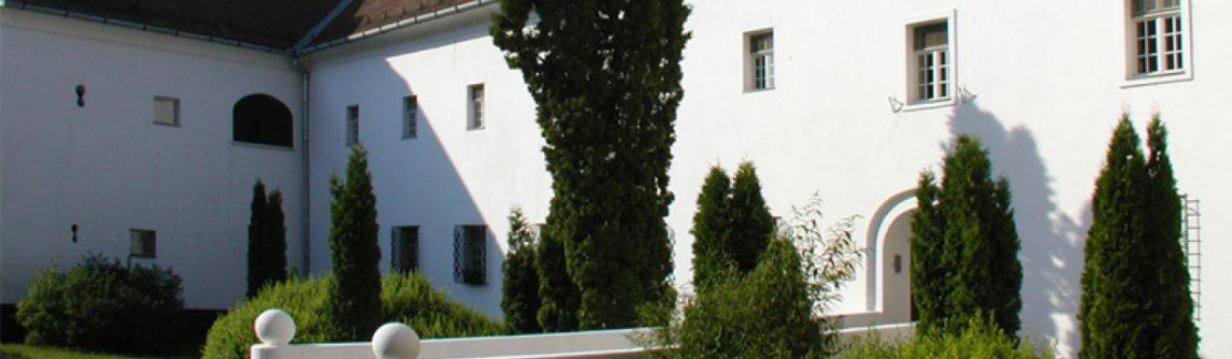 8 - EGY RÉGI KOLOSTORÉPÜLET